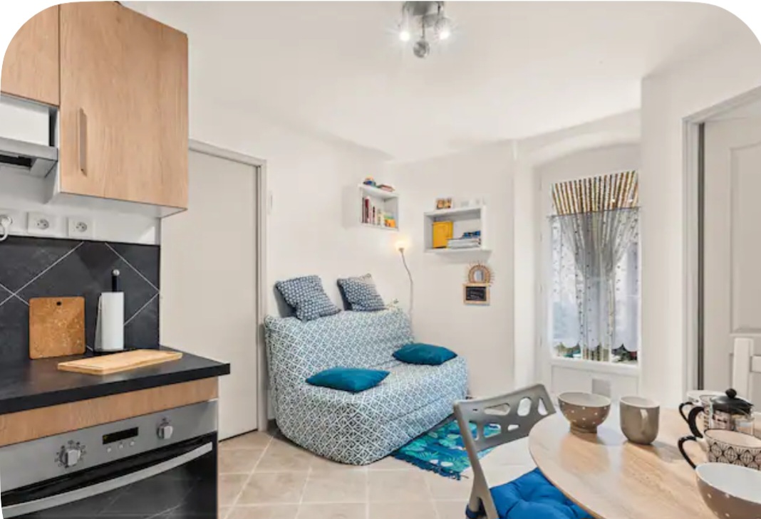 Pièce de vie avec coin salon et table à manger