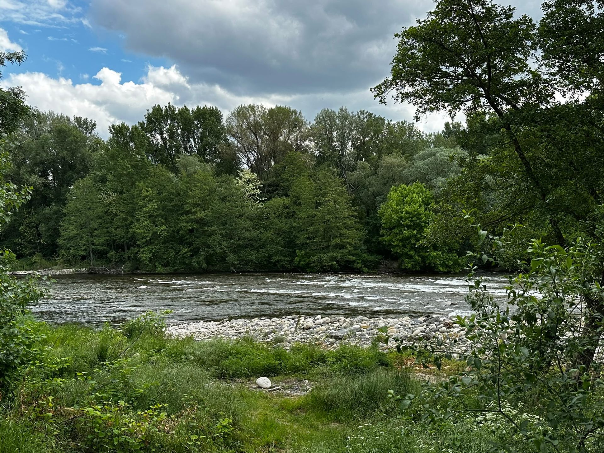 Berge de l'Ardèche et rivière bordée d'arbres à deux pas du chalet