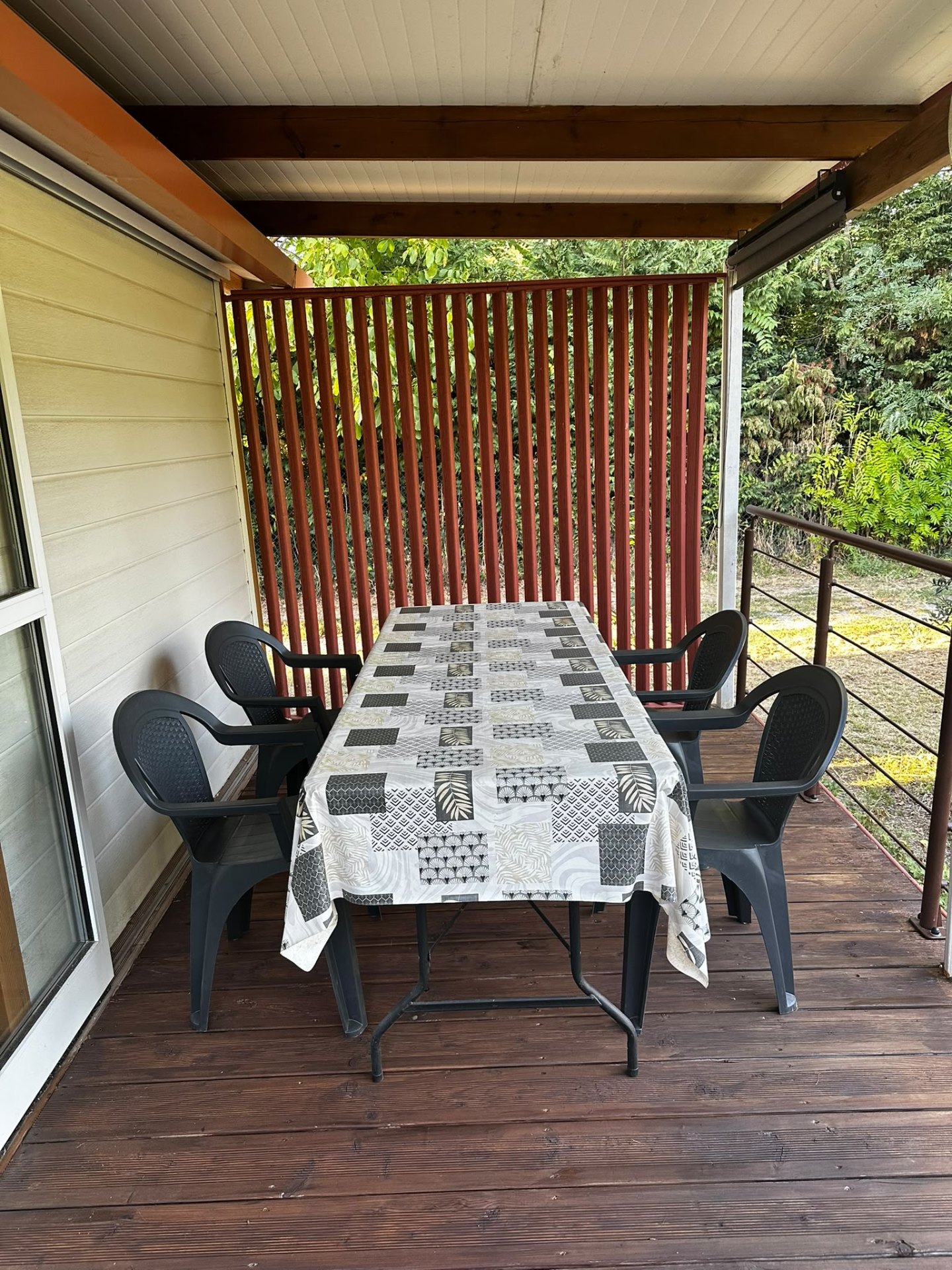 Terrasse couverte avec table et chaises pour les repas en plein air